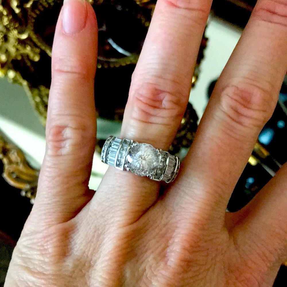 So pretty! Vintage Cubic Zirconia Silver Ring size 7 - Picture 2 of 7